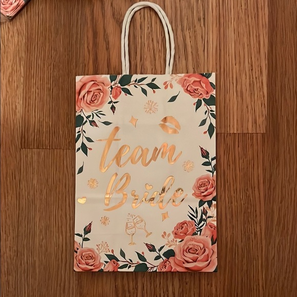30 Team Bride Floral Gift Bags - Picture 2 of 8